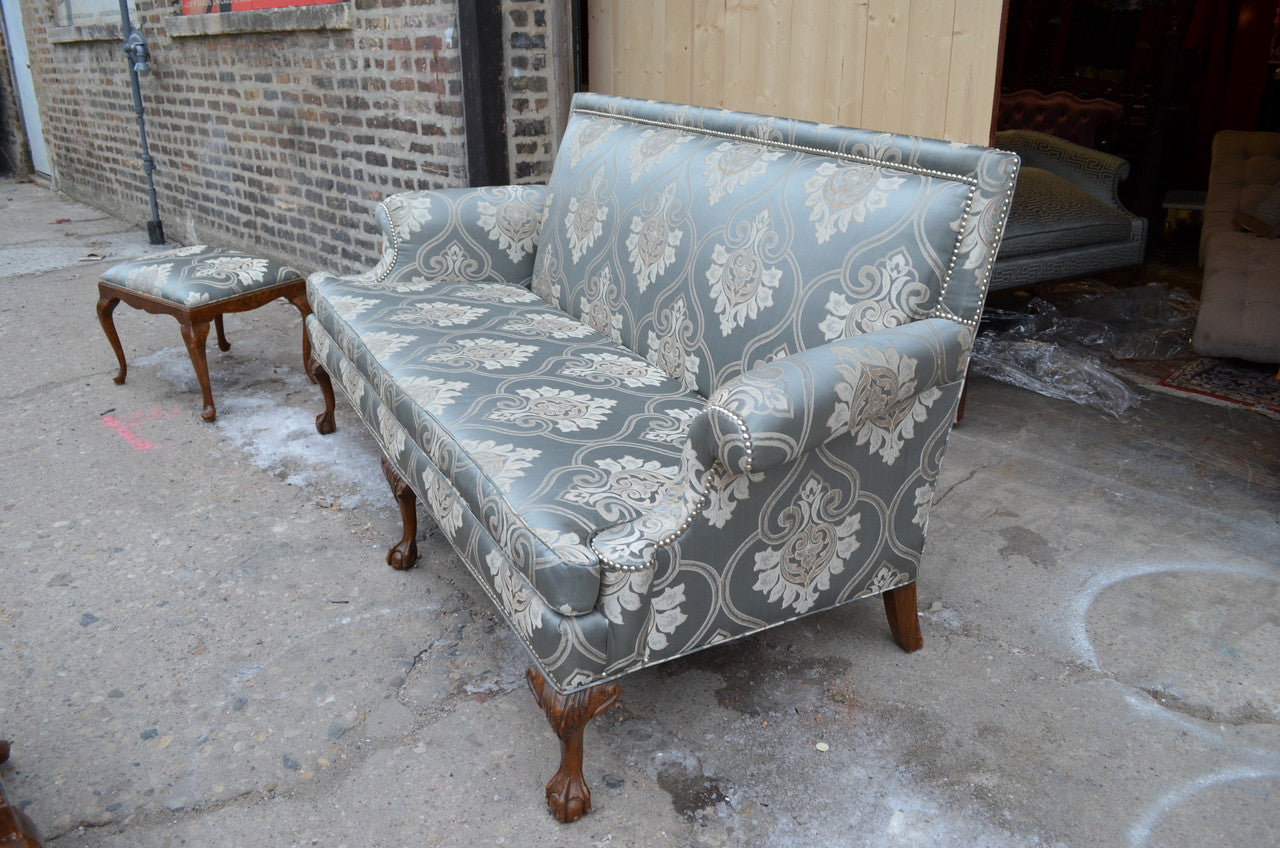 The Timeless Beauty of the Victorian Drexel Sofa: A Must-Have for Vintage Enthusiasts