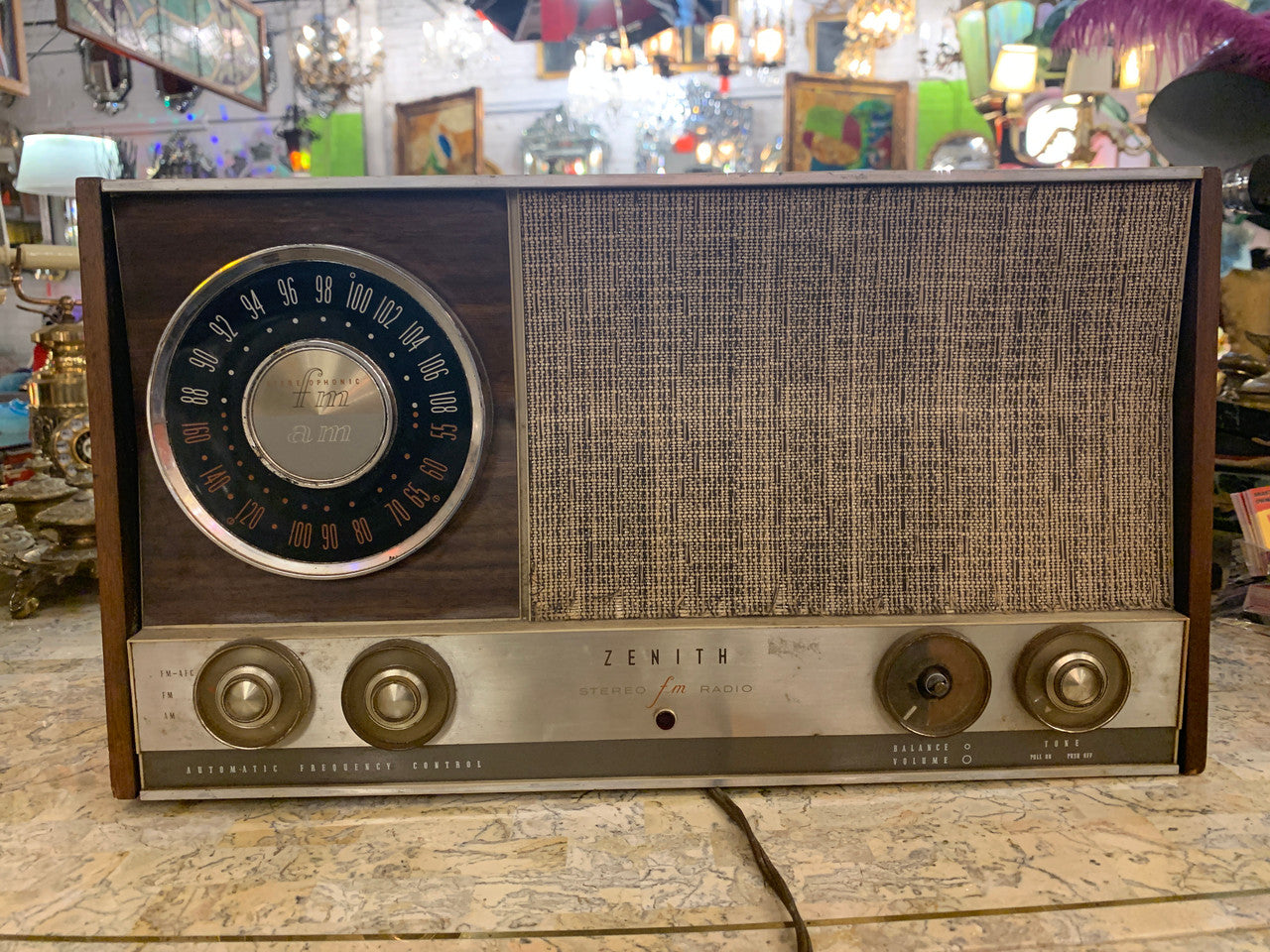 Vintage Zenith AM/FM Radio Model MJ1035
