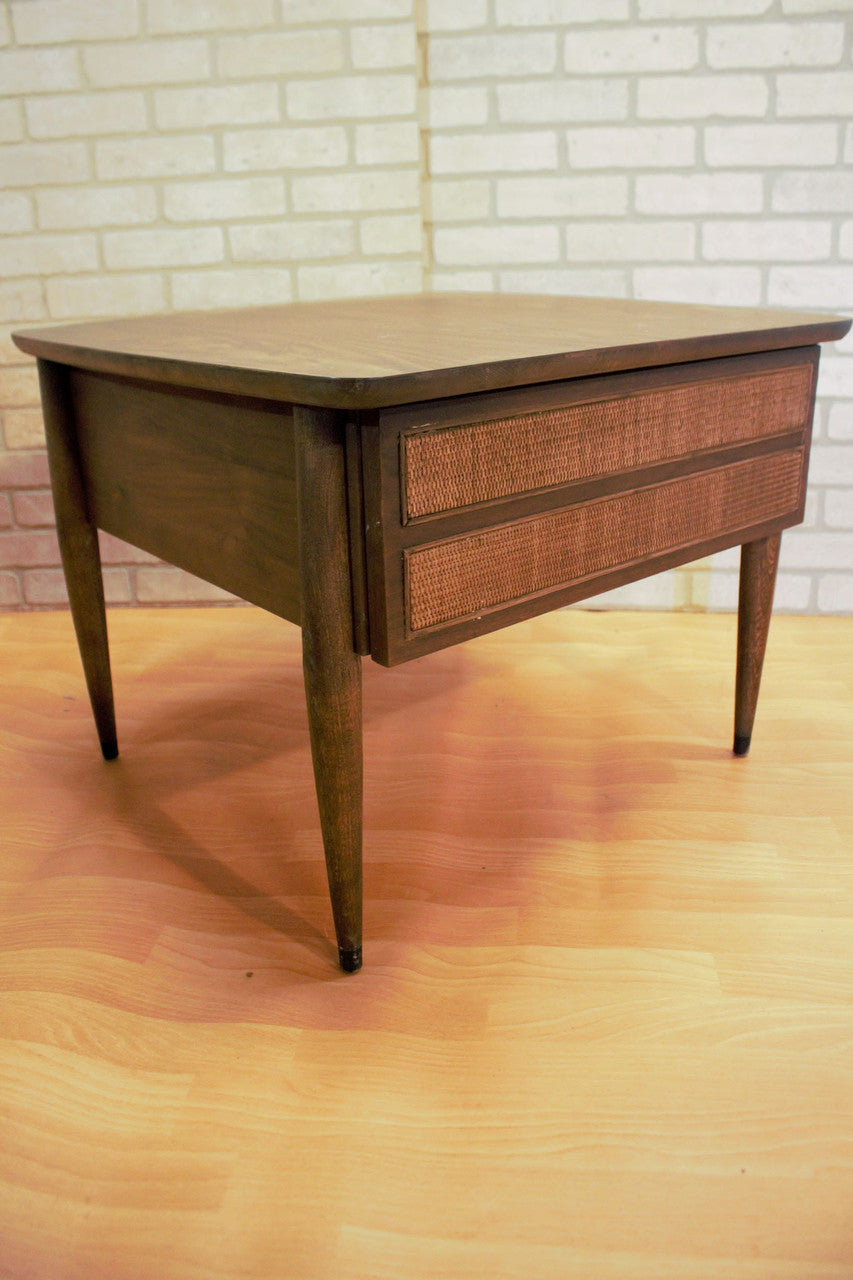 Mid Century Modern American Of Martinsville Wicker End Side Table