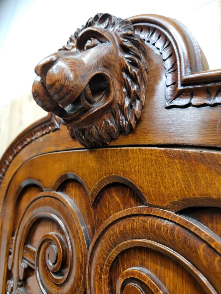 Antique Quarter-Sawn Oak Carved Figural Lion's Head Mirrored Hall Tree