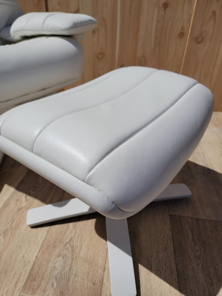 Modern Italian White Quilted Leather Re-vive Lounge Chair and Ottoman By Natuzzi Newly Upholstered - 2 Piece Set