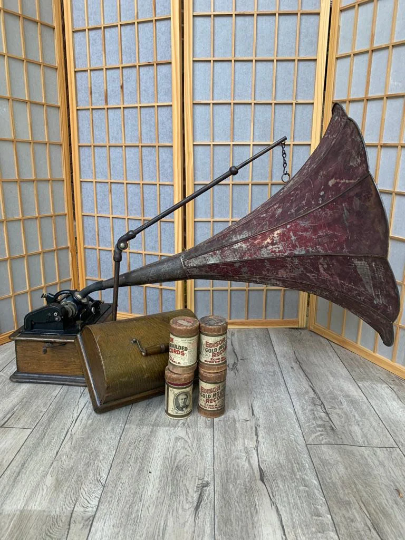 Antique Thomas Edison Phonograph / Gramophone with Horn Floral